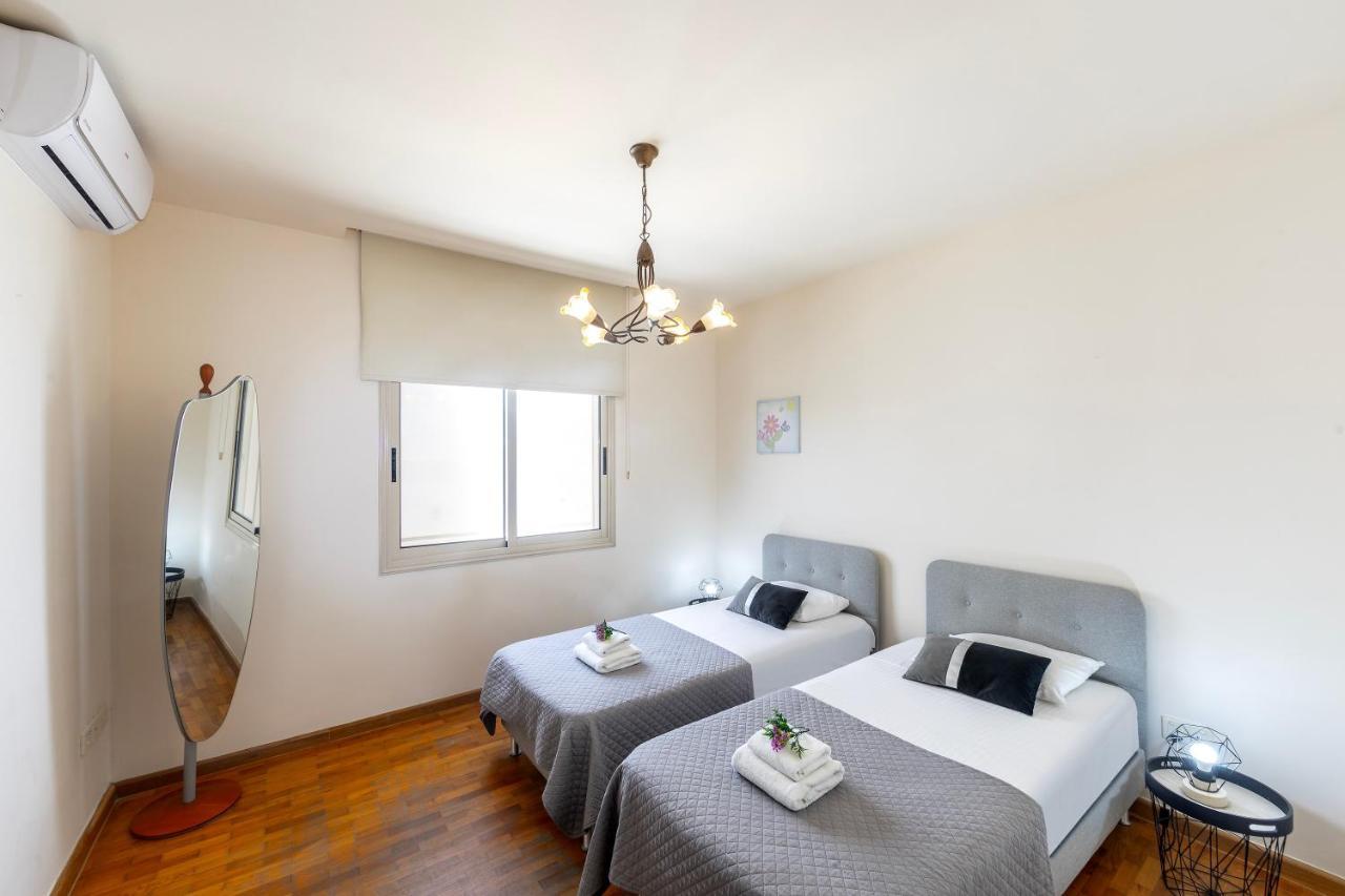 Mackenzie Beachfront Eftyhia Suite Lárnaka Kültér fotó