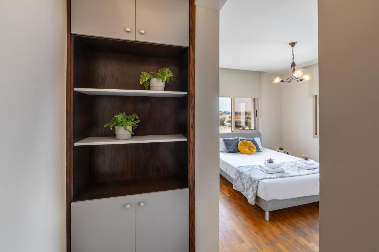 Mackenzie Beachfront Eftyhia Suite Lárnaka Kültér fotó