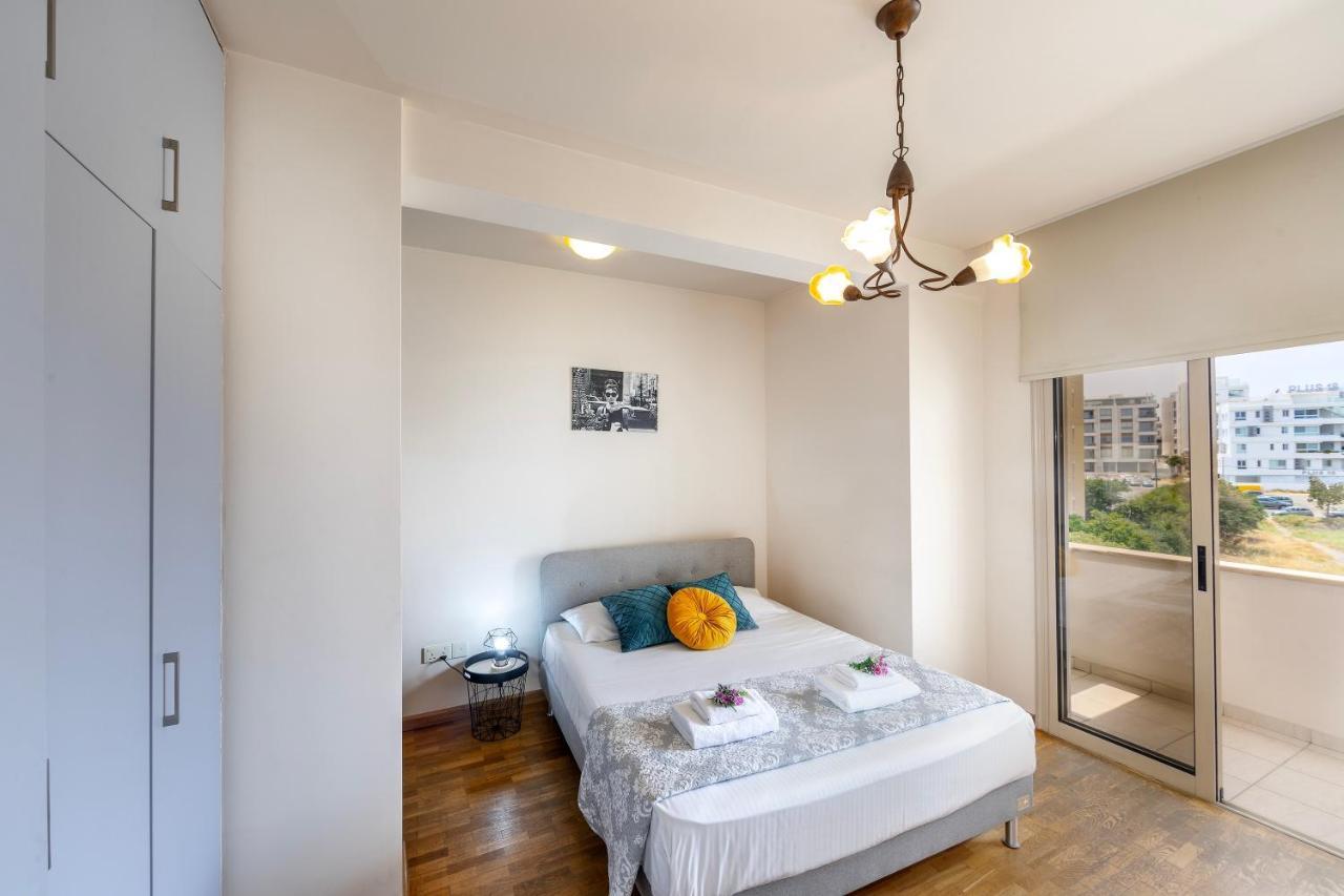 Mackenzie Beachfront Eftyhia Suite Lárnaka Kültér fotó